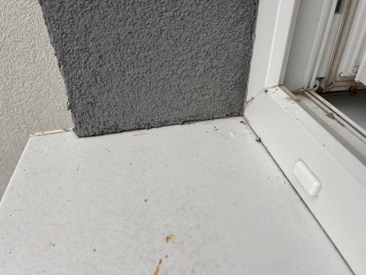 Ablakpárkány csatlakozási hibája — repedésmintázat a nyílás körül