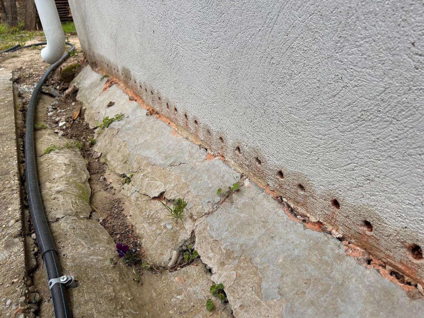 Megrepedt lábazat menti burkolat: a víz a fal tövénél áll meg