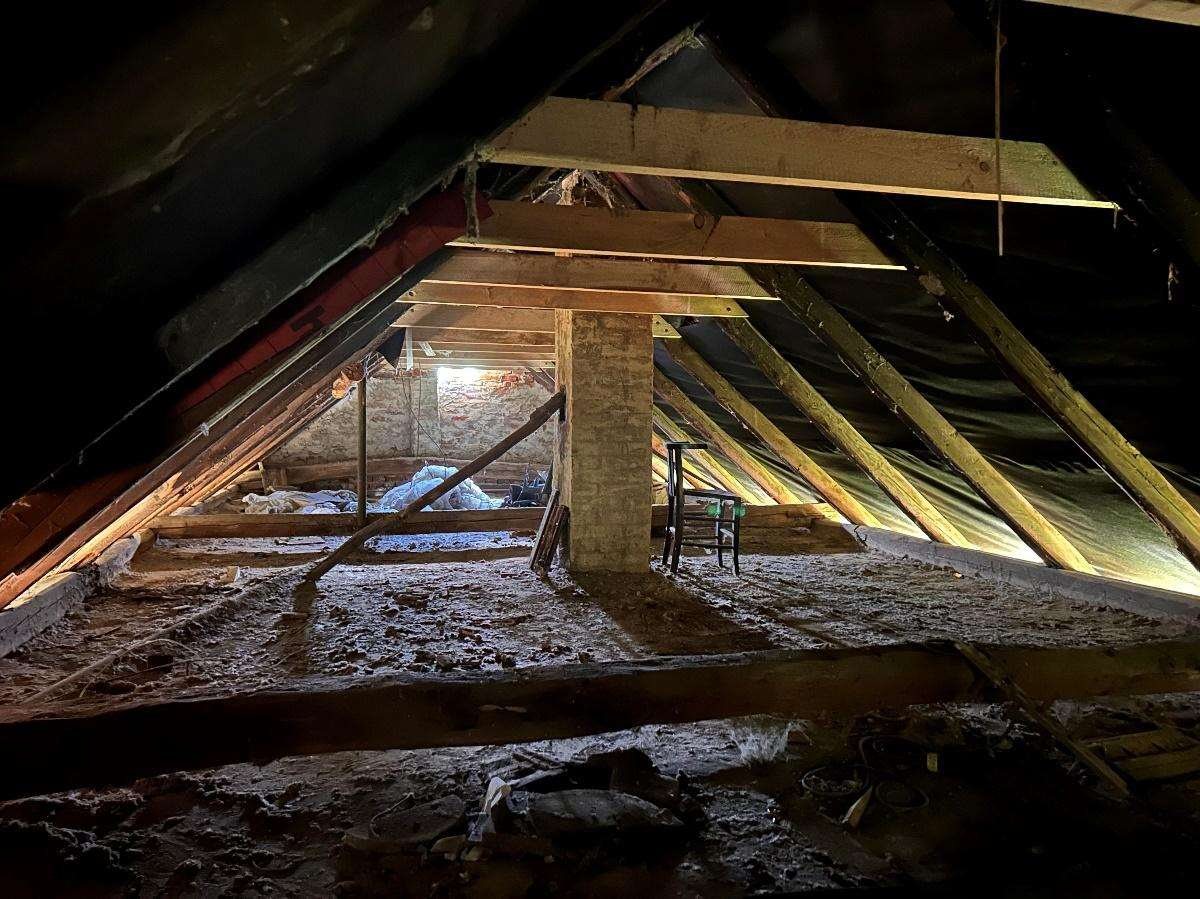 Padlástér: a hőszigetelés hiányos, a födém több helyen szabadon látszik